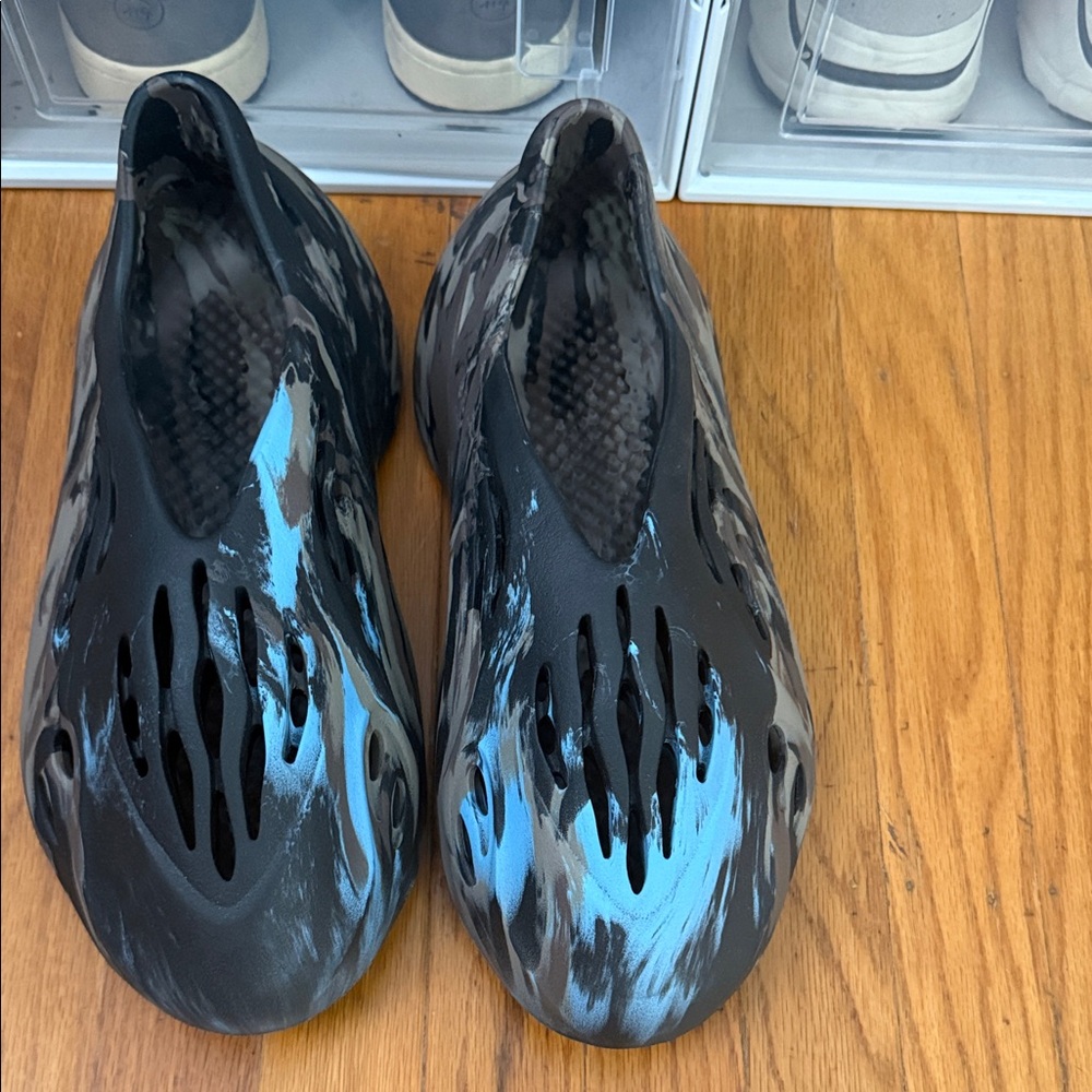 Black and Blue foam runner